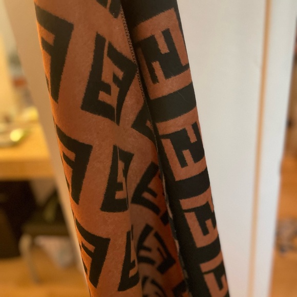FENDI wrap / scarf - Picture 4 of 9